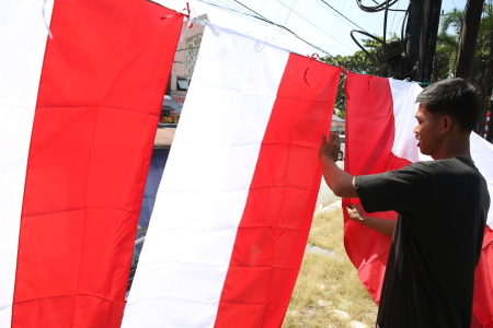 PENJUAL BENDERA MERAH PUTIH
