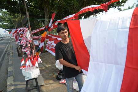 PENJUAL BENDERA MERAH PUTIH