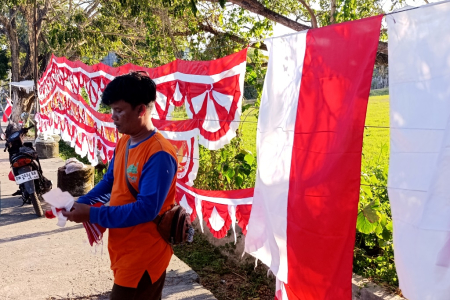 PENJUAL BENDERA MERAH PUTIH