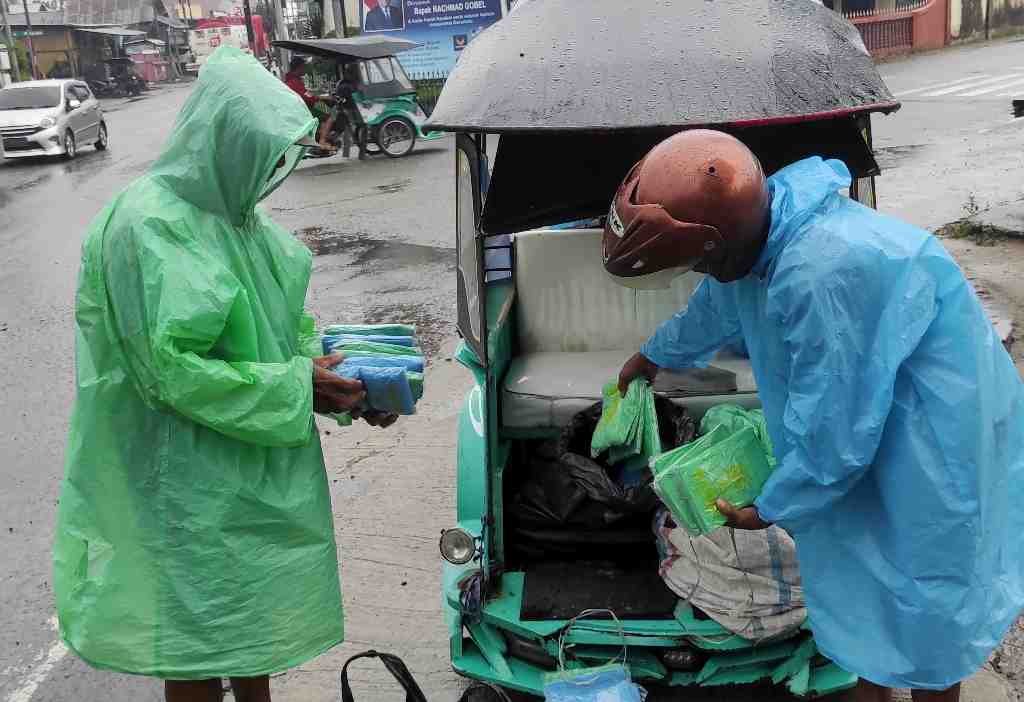 PENJUAL JAS HUJAN