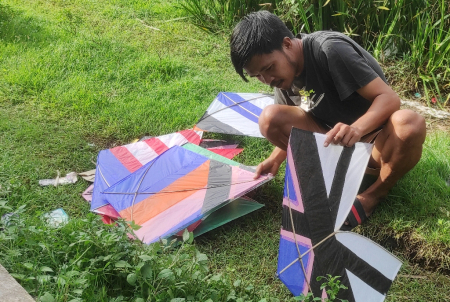PENJUAL LAYANG-LAYANG