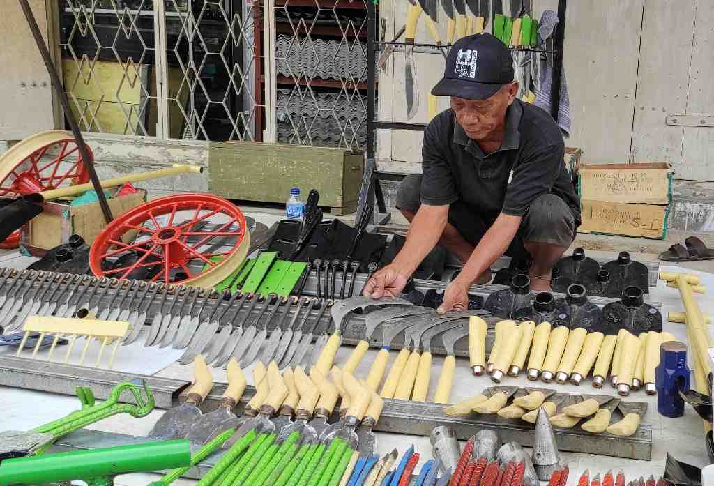 PENJUAL PERALATAN PERTANIAN