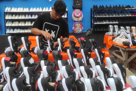 JELANG TAHUN AJARAN BARU PENJUALAN SEPATU MENINGKAT