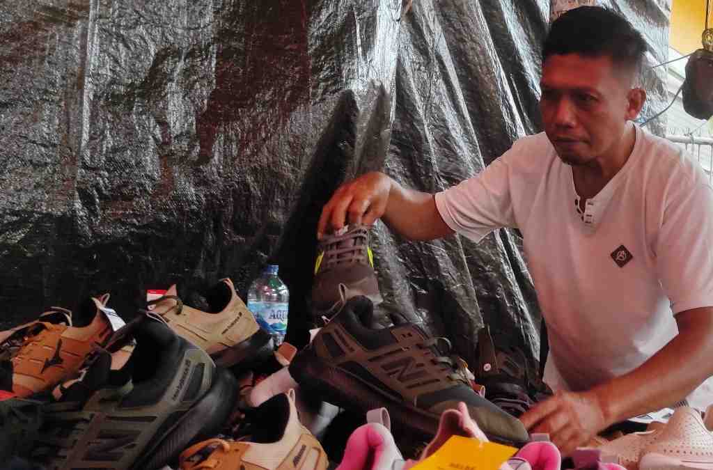 PENJUAL SEPATU