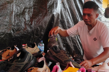 PENJUAL SEPATU