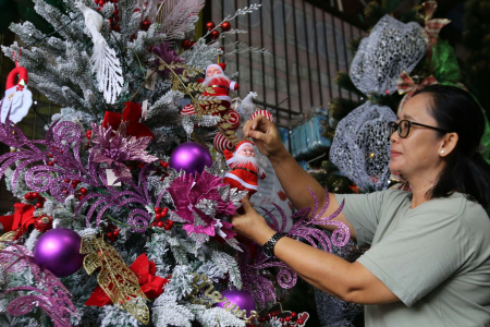 PENJUAL PERNAK-PERNIK NATAL