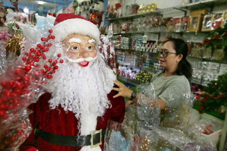 PENJUAL PERNAK-PERNIK NATAL