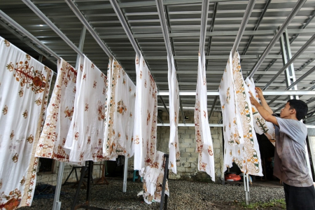 PENGERINGAN BATIK KHAS KALTENG 