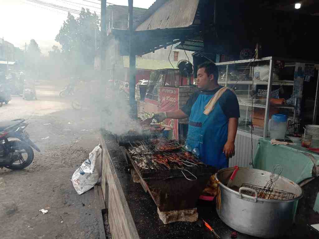 MEMBAKAR IKAN