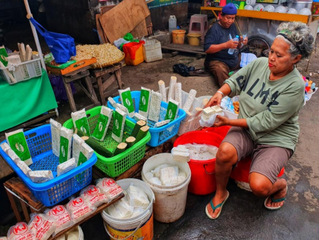 MEMBUNGKUS TAHU