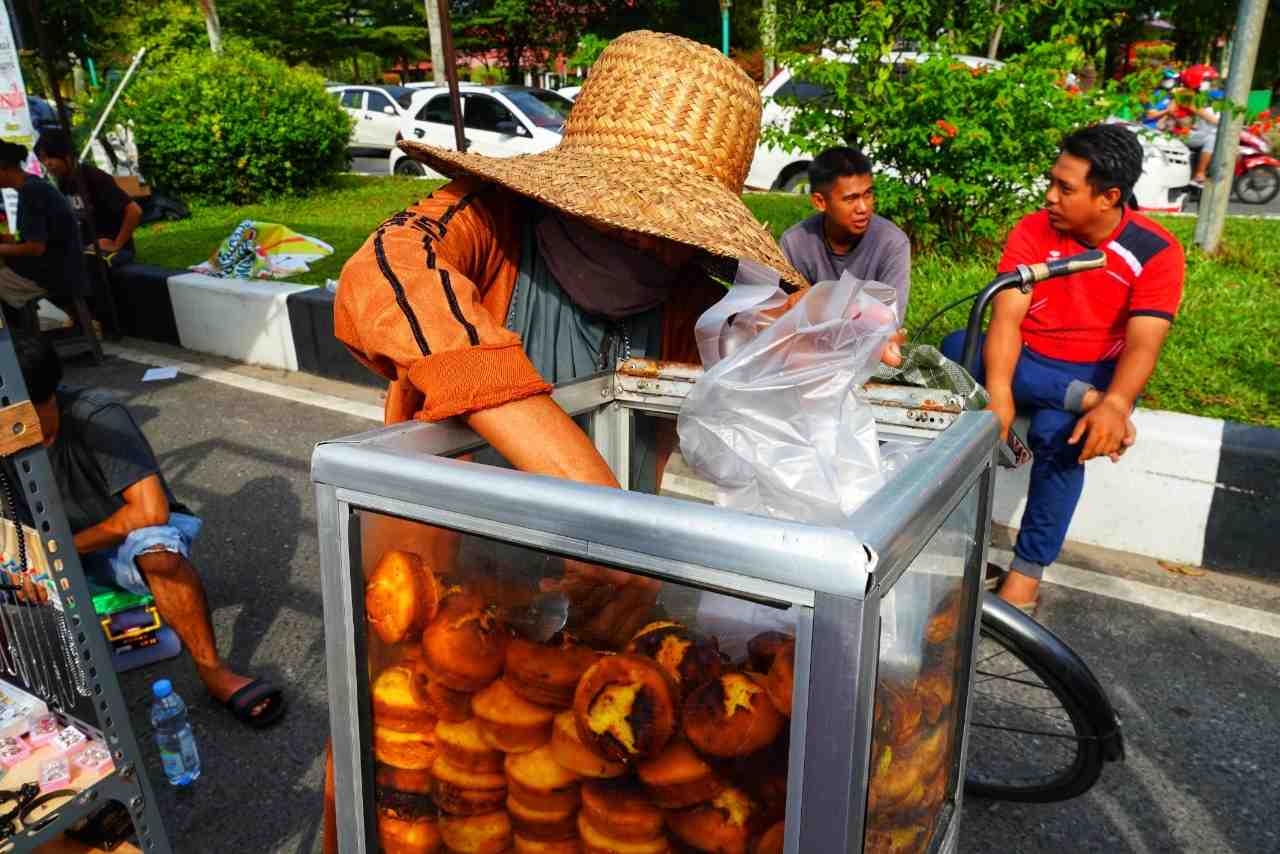 MENJUAL KUE KELEMBEN