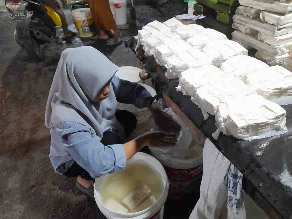 MEMBUNGKUS TAHU