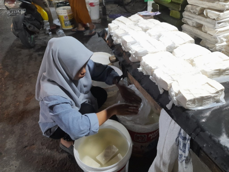 MEMBUNGKUS TAHU