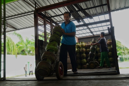 MEMBAWA TABUNG GAS 3 Kg