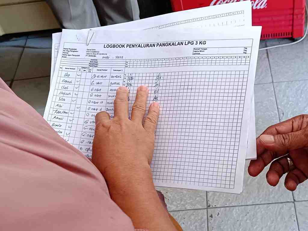 TUNJUKKAN LOGBOOK PENYALURAN GAS LPG 3 Kg