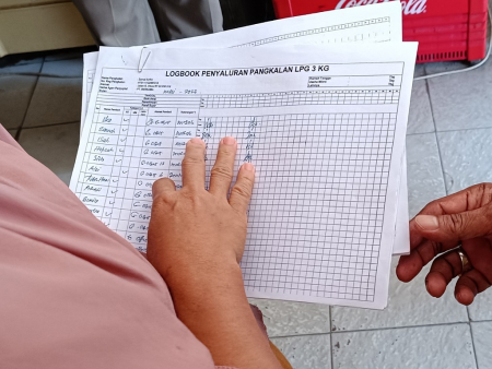 TUNJUKKAN LOGBOOK PENYALURAN GAS LPG 3 Kg