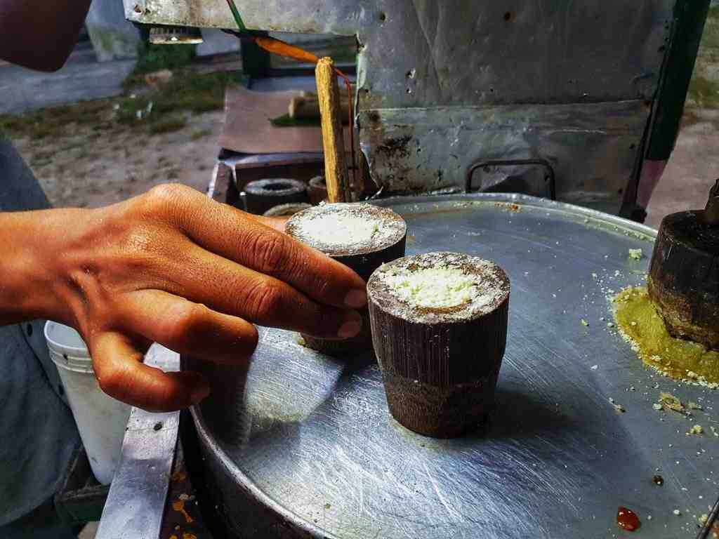 MEMBUAT KUE PUTU