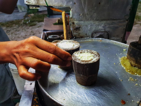 MEMBUAT KUE PUTU