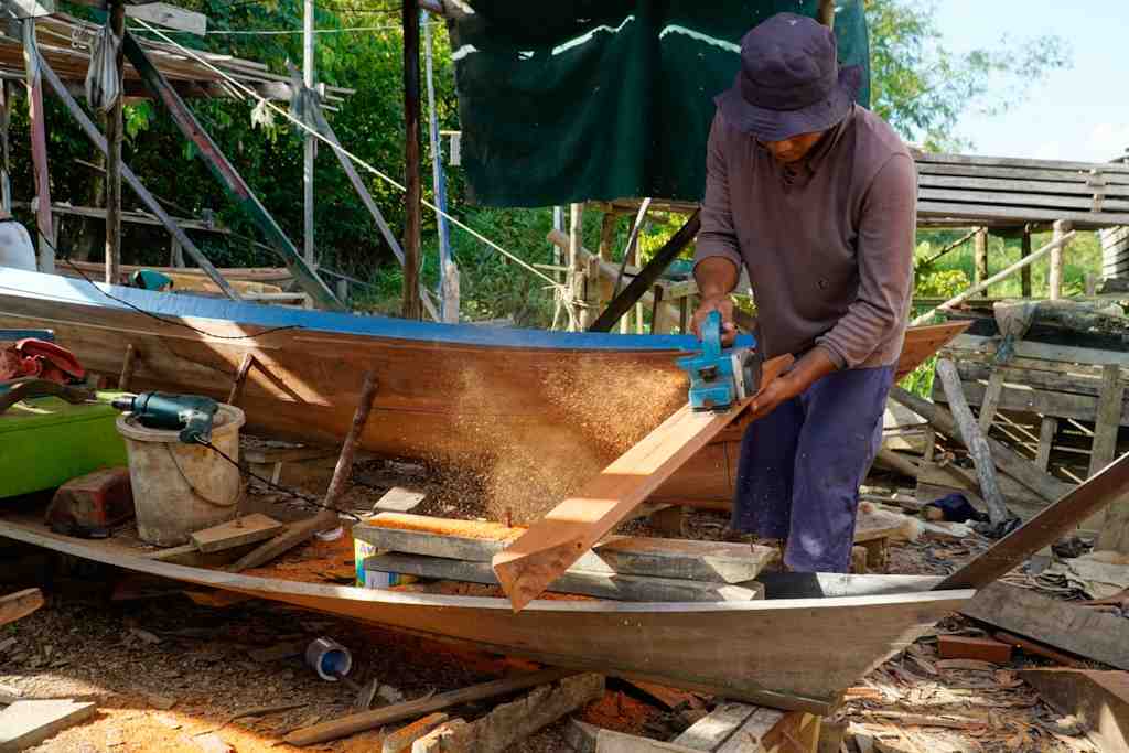 MENGETAM RANGKA PERAHU