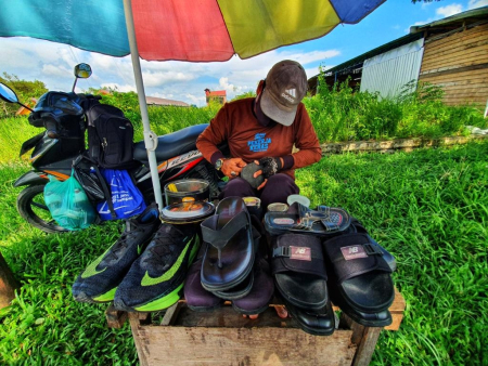 PENJAHIT SANDAL dan SEPATU