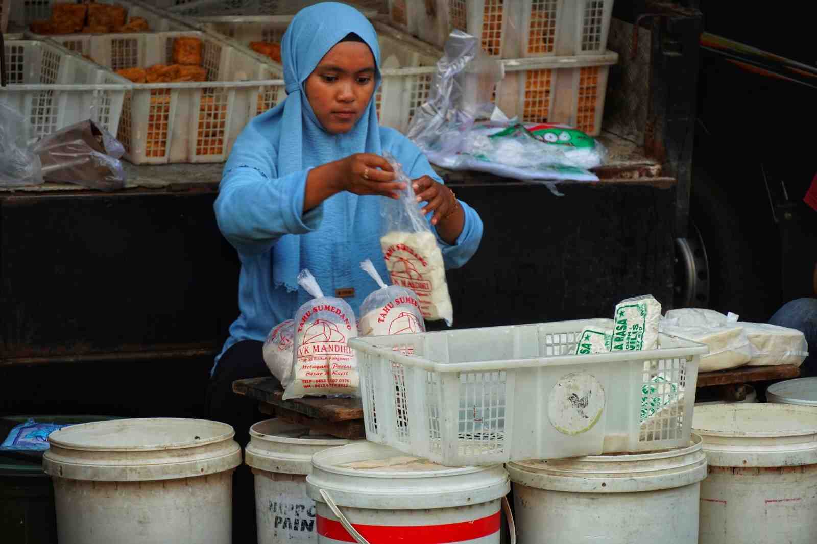 MEMBUNGKUS TAHU