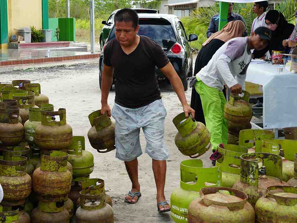 MEMBAWA TABUNG GAS 3kg