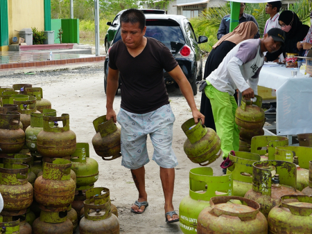 MEMBAWA TABUNG GAS 3kg