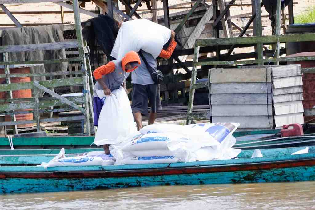 MENURUNKAN PAKAN IKAN