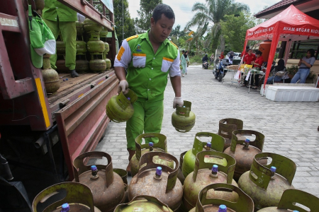 MENYUSUN TABUNG GAS 3 KG
