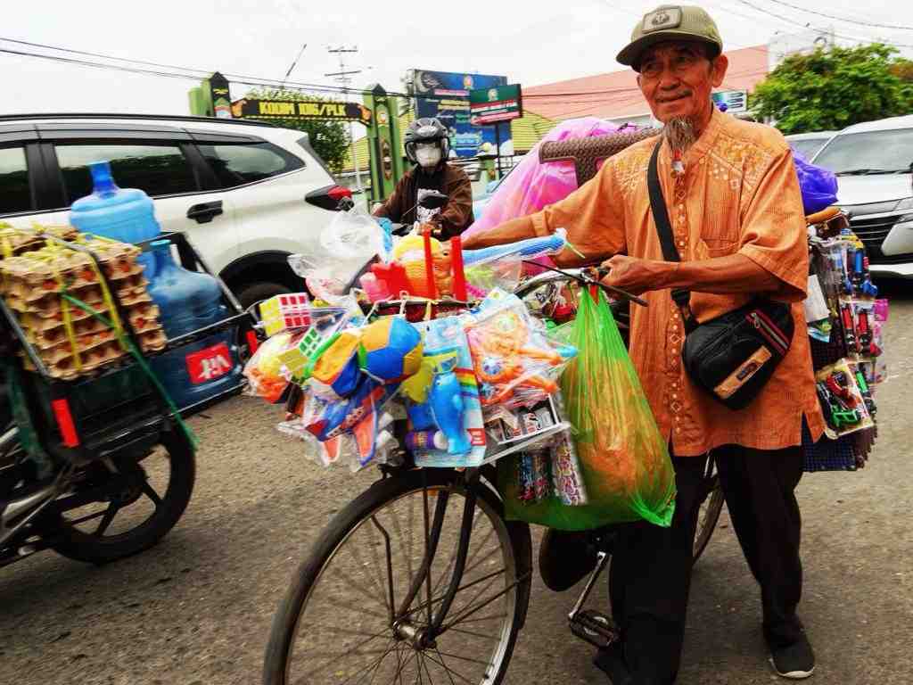PEDAGANG MAINAN KELILING