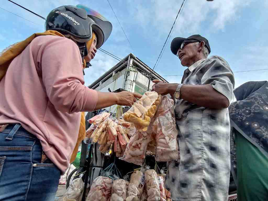 PEDAGANG ANEKA KERUPUK