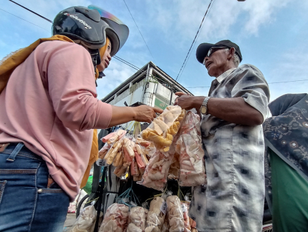 PEDAGANG ANEKA KERUPUK