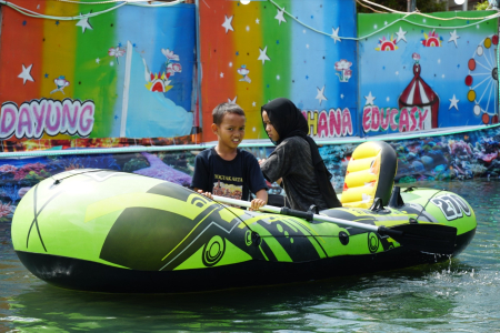BERMAIN PERAHU KARET