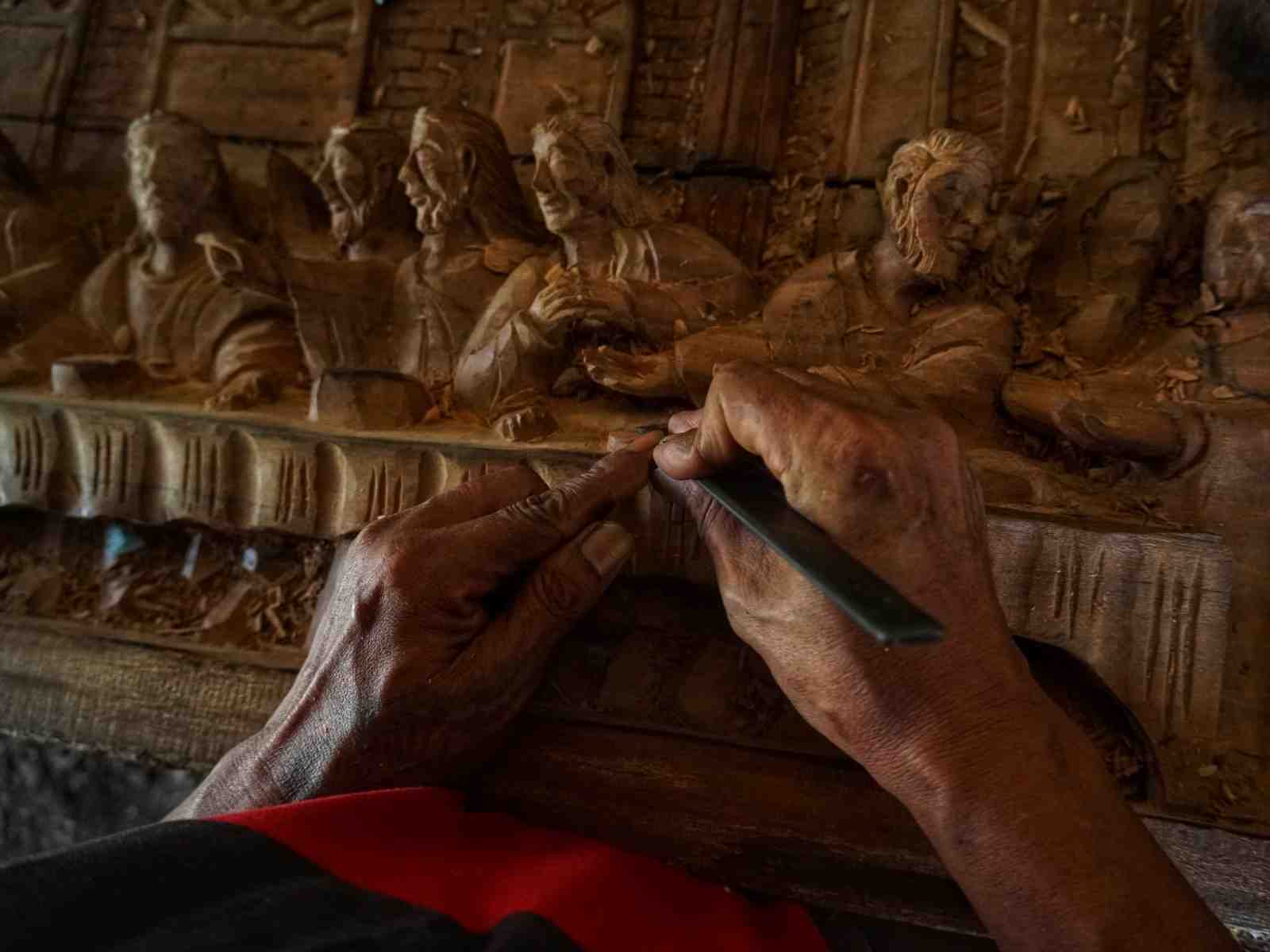 MENGUKIR RELIEF KAYU