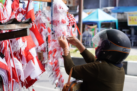 MEMILIH AKSESORIS MERAH PUTIH