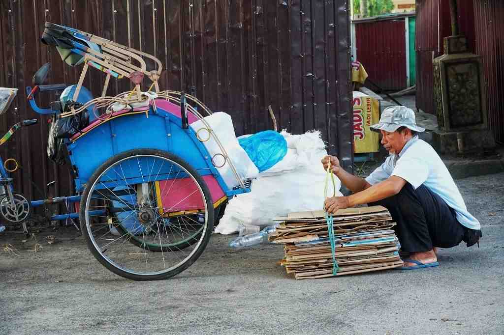 MENGIKAT KARDUS BEKAS