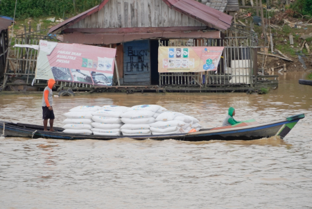 ANGKUT PAKAN IKAN DENGAN KELOTOK 
