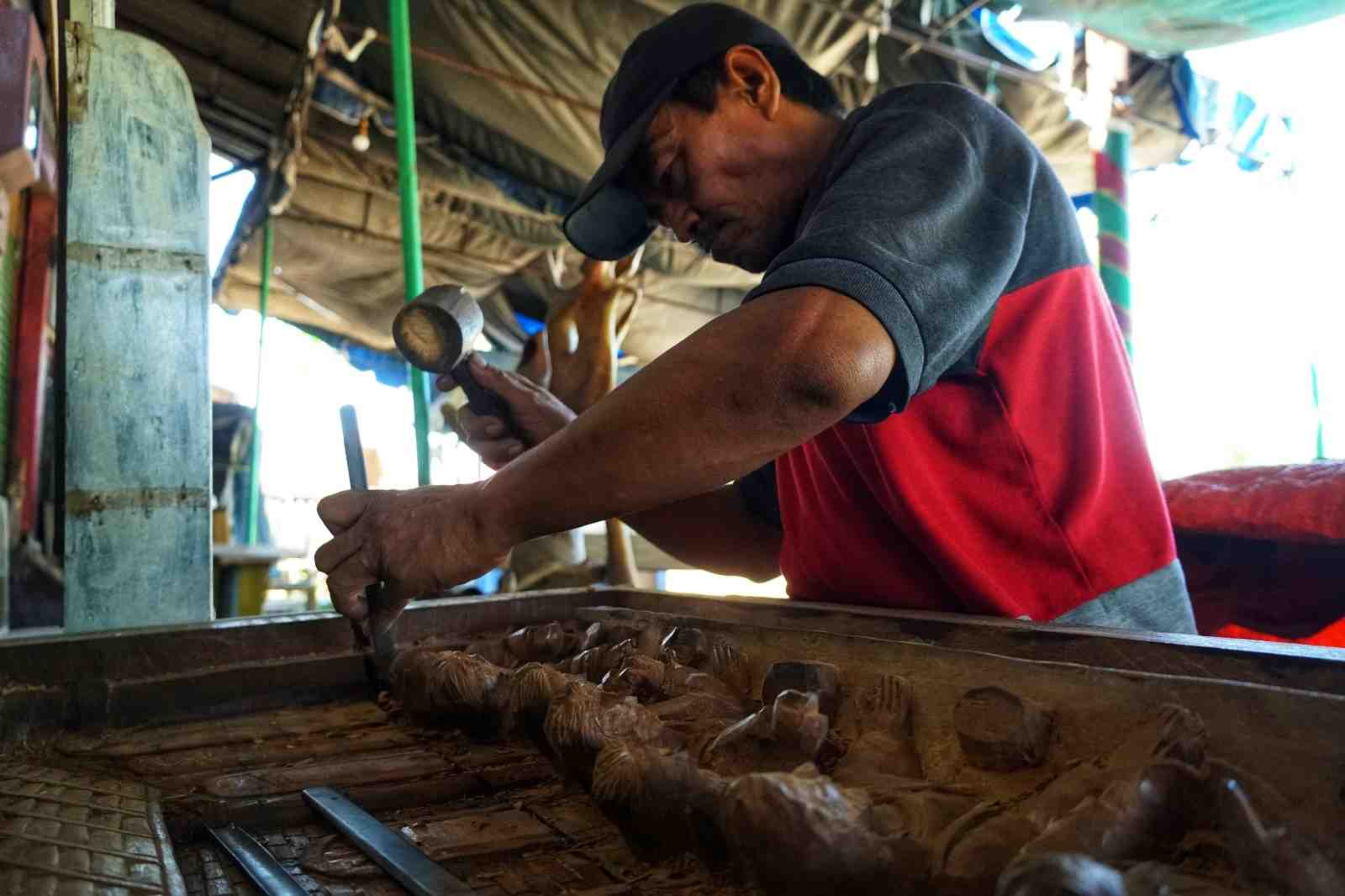 MENGUKIR RELIEF KAYU