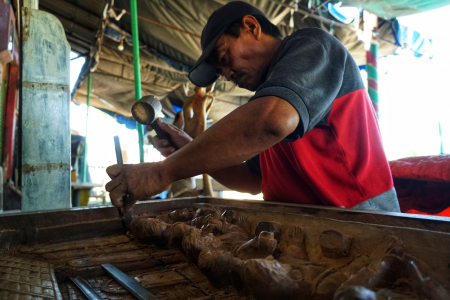 MENGUKIR RELIEF KAYU