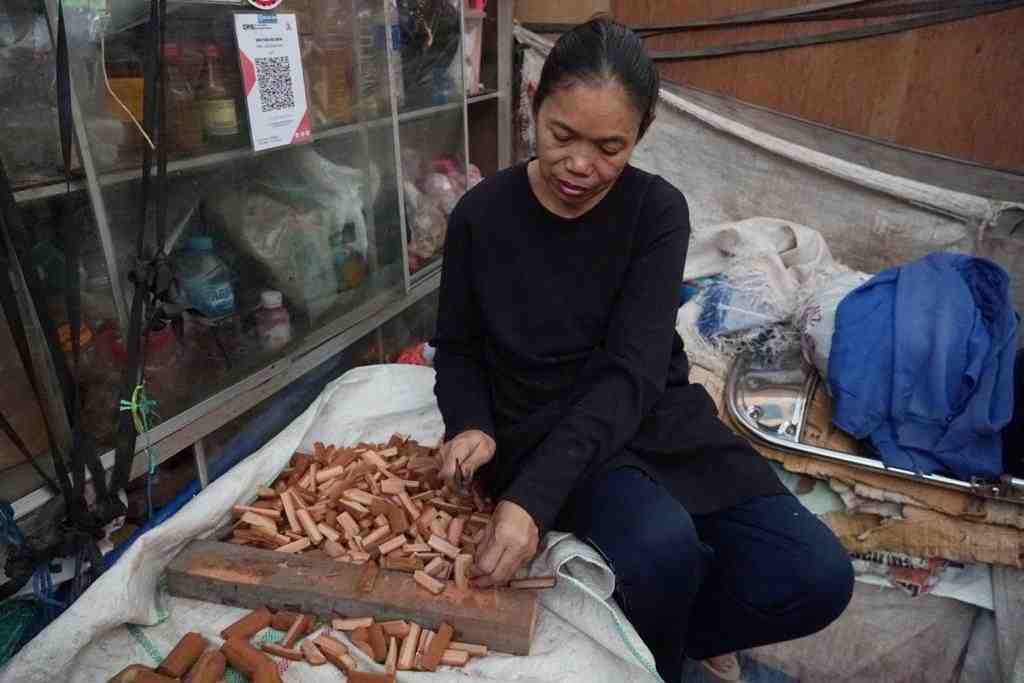 POTONG KAYU BAJAKAH