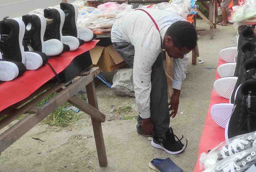 SEPATU PRODUK DALAM NEGERI