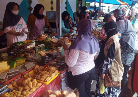 BERBURU TAKJIL DI PASAR GOSALAHA