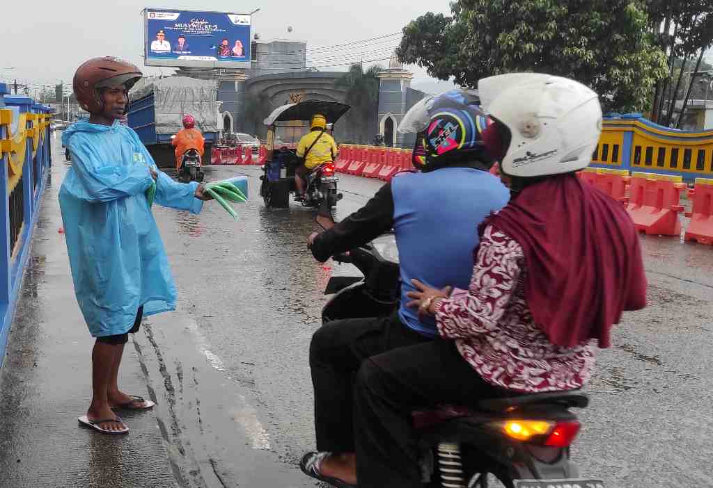 TAWARKAN JAS HUJAN