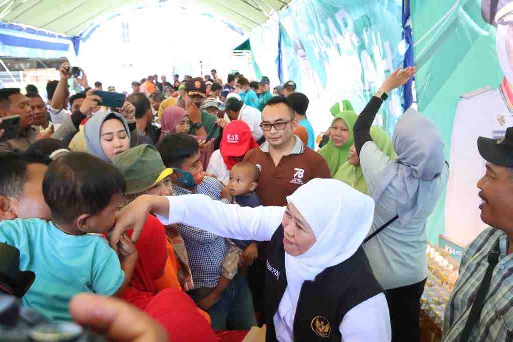 MENYAPA MASYARAKAT DI PASAR MURAH