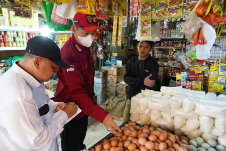 SIDAK HARGA BAHAN POKOK DI PASAR BESAR PALANGKA RAYA