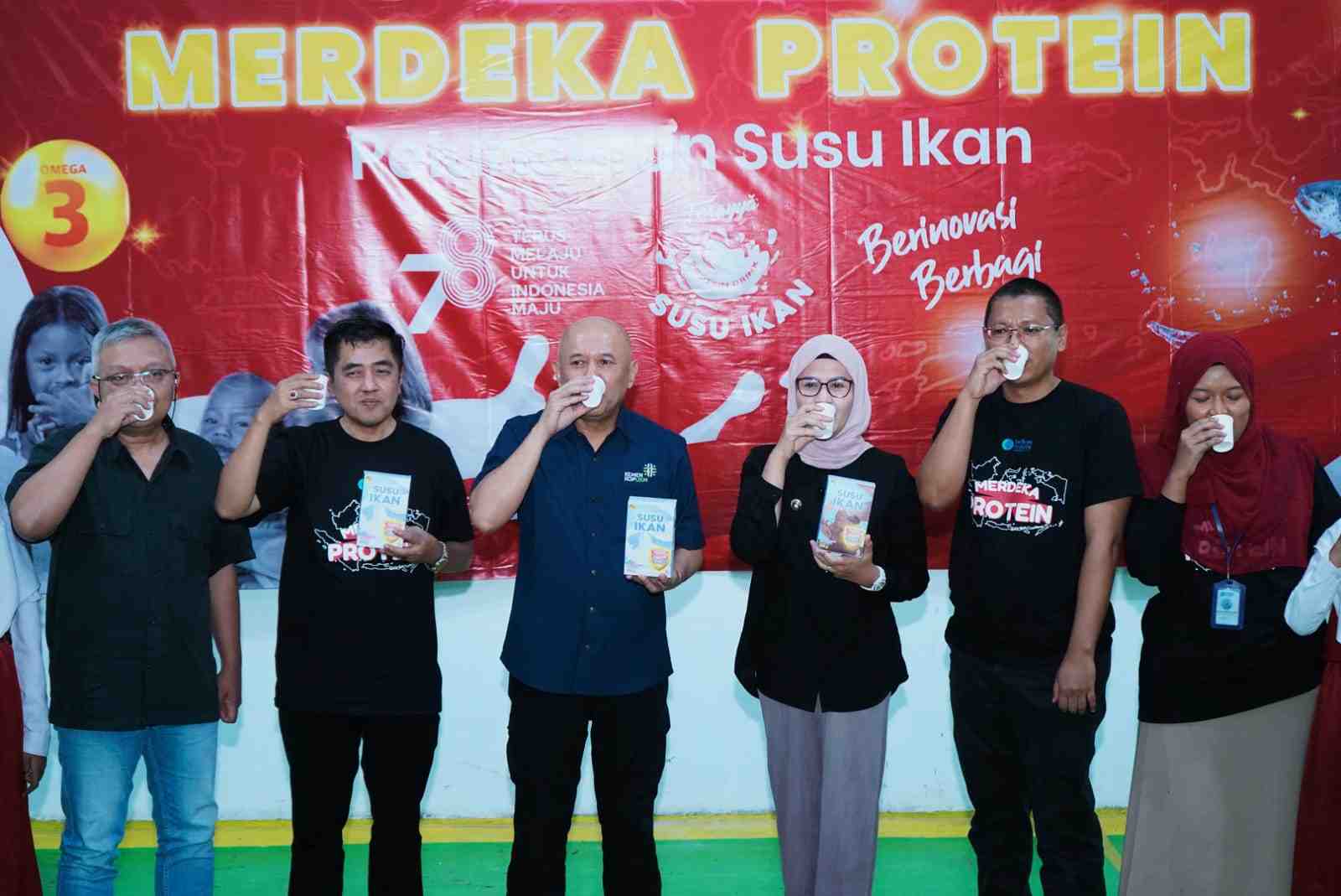 MINUM SUSU IKAN