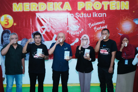MINUM SUSU IKAN
