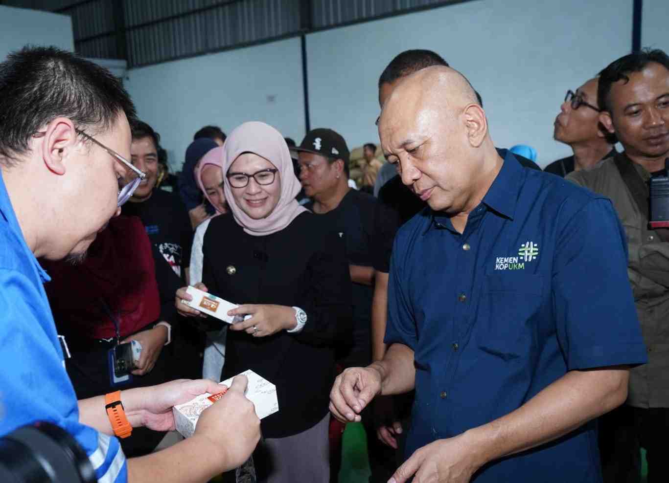 MENINJAU PRODUK SUSU IKAN