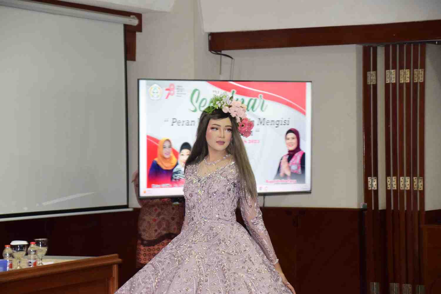 MENAMPILKAN RIASAN SENI WAJAH