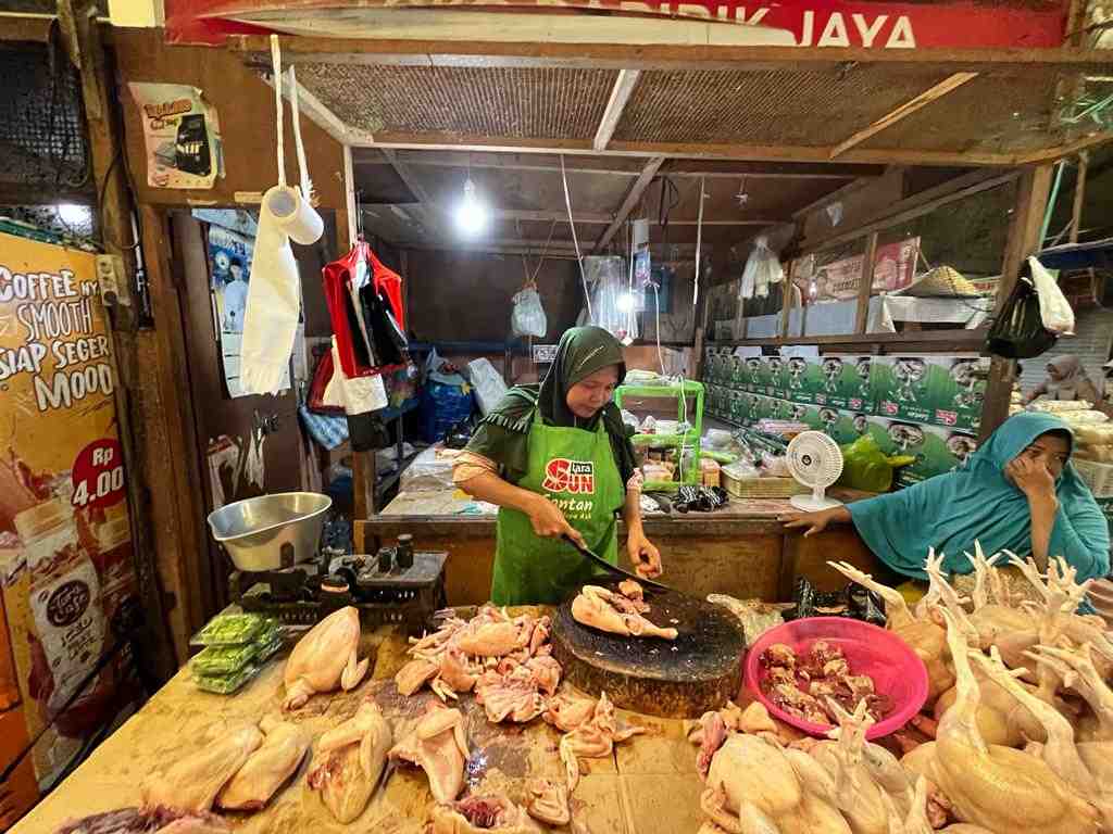 PENJUAL AYAM POTONG